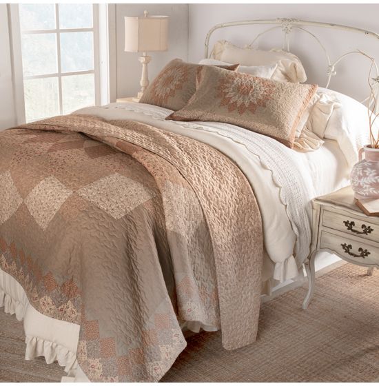 Country Grace Mocha Dahlia Patchwork 3-Piece Quilt Set